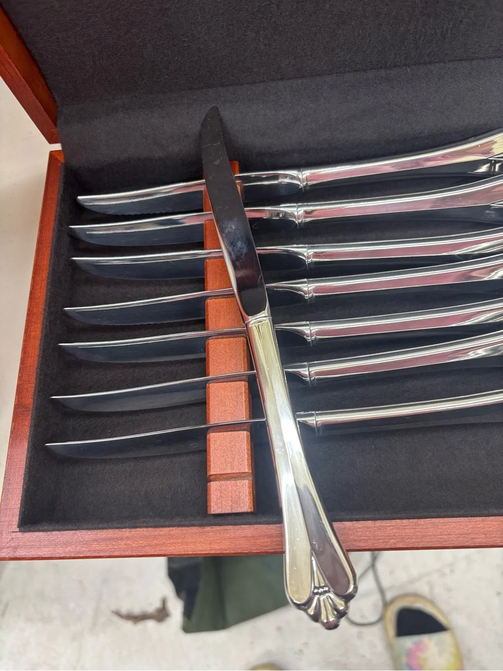 Lot of 8 Oneida steak knives in slotted storage box